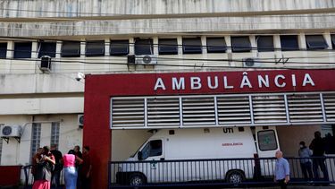 La gente espera afuera del Hospital Getulio Vargas la llegada de las personas que resultaron heridas o murieron durante una redada policial en la favela Vila Cruzeiro de Río de Janeiro, Brasil, el martes 24 de mayo de 2022.