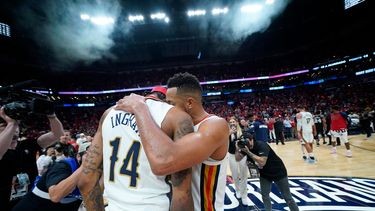 CJ McCollum, base de los Pelicans de Nueva Orleáns, abraza a su compañero Brandon Ingram (14) tras la victoria sobre los Spurs de San Antonio en el encuentro de repechaje disputado el miércoles 13 de abril de 2022