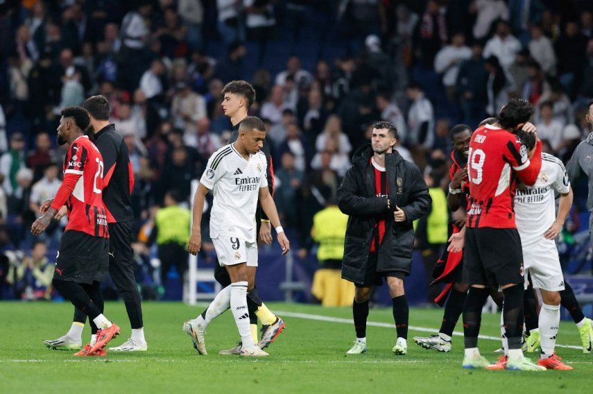 El delantero francés del Real Madrid, Kylian Mbappé, abandona el terreno de juego después del partido de fútbol de la jornada 4 de la fase de liga de la UEFA Champions League contra el AC Milan en el estadio Santiago Bernabéu, el 5 de noviembre de 2024.