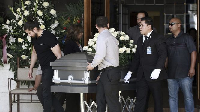 El ataúd con el cuerpo de la maestra mexicana Elsa Mendoza, una de las 22 personas que murieron en un tiroteo en un Walmart en El Paso, es llevado a su funeral en Ciudad Juárez, México, el jueves 8 de agosto de 2019.