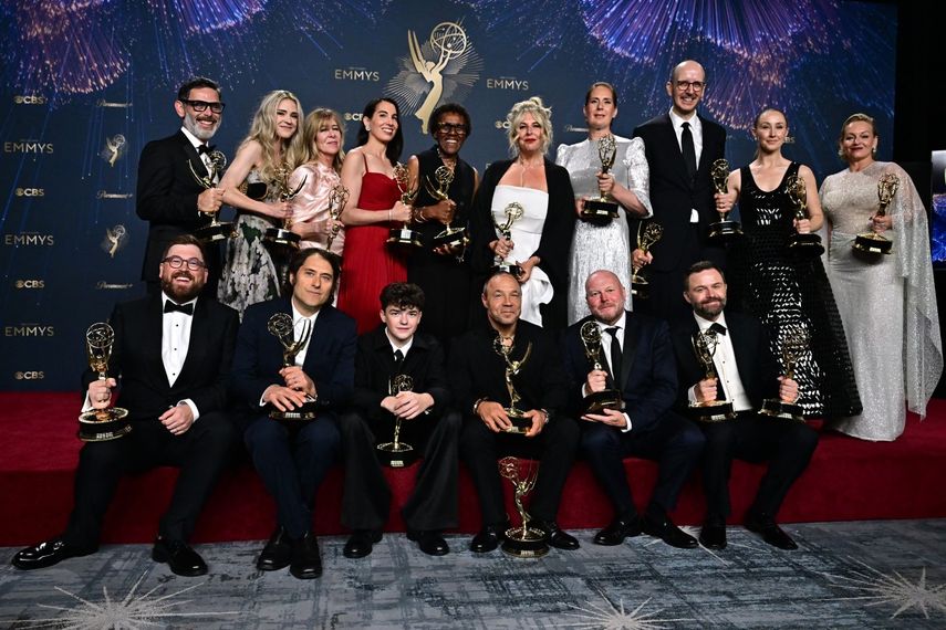 El actor británico Stephen Graham, el actor británico Owen Cooper, la actriz británica Erin Doherty, la actriz británica Christine Tremarco, el escritor y productor británico Jack Thorne, el director y productor británico Philip Barantini, el productor estadounidense Jeremy Kleiner y el elenco y el equipo de Adolescence posan en la sala de prensa durante la 77.ª edición de los Premios Emmy en el Peacock Theatre de LA Live en Los Ángeles el 14 de septiembre de 2025.