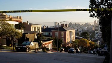 Cinta policial impide el paso en una calle afuera de la casa de la presidenta de la Cámara de Representantes de Estados Unidos, Nancy Pelosi, y su esposo Paul Pelosi en San Francisco, el viernes 28 de octubre de 2022.&nbsp;