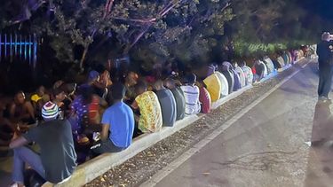 Los migrantes haitianos llegaron a Key West a bordo del velero, según la Patrulla Fronteriza de Estados Unidos (USBP). Con la ayuda de la policía local, la USBP intervino alrededor de las 04H00 antes de un desembarco de migrantes y encontró a 118 haitianos, dijo Samuel Briggs II, agente a cargo del sector de la USBP Miami.