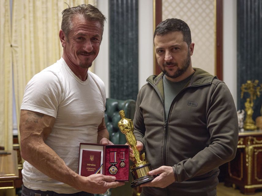 En esta foto proporcionada por la Oficina de Prensa Presidencial de Ucrania, el presidente ucraniano Volodymyr Zelenskyy posa con el actor estadounidense Sean Penn después de recibir la estatuilla del Oscar de este último y entregarle la Orden al Mérito, grado III durante su reunión en Kyiv, Ucrania, el martes 11 de noviembre.