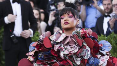 color y sensualidad en la alfombra roja de la gala met en nueva york