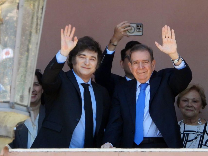 El presidente electo de Venezuela, Edmundo González Urrutia, saluda a los venezolanos congregados en los alrededores de la Casa Rosada, en compañía del presidnete argentino, Javier Milei