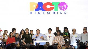 El candidato presidencial colombiano por el partido político Colombia Humana y la Coalición del Pacto Histórico, Gustavo Petro (C), pronuncia un discurso después de ganar la coalición de izquierda durante las elecciones parlamentarias en Bogotá.