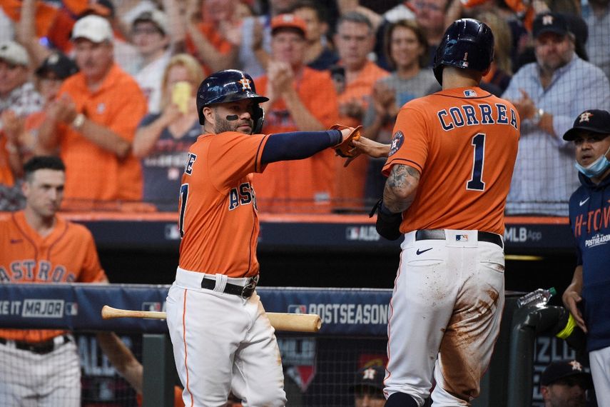 José Altuve y Carlos Correa celebran las carreras anotadas por los Astros de Hosuton