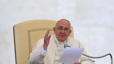 Fotografía facilitada por Osservatore Romano del papa Francisco mientras preside la audiencia general de los miércoles en la Plaza de San Pedro del Vaticano. (EFE)