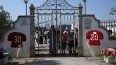 Guirnaldas en forma de camisas de fútbol adornan la entrada del cementerio en el que se realizó el funeral del exjugador del Liverpool, Diogo Jota, y su hermano, en Oporto, el 5 de julio de 2025.
