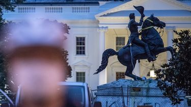 manifestantes intentan derribar estatua cerca de la casa blanca