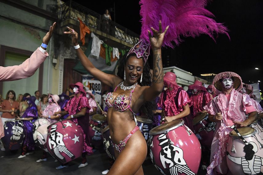 En esta foto de archivo tomada el 14 de febrero de 2020, percusionistas y bailarines que forman parte de un desfile tradicional en Montevideo durante las Llamadas, una de los eventos que conforman el carnaval de Uruguay, el más largo del mundo.