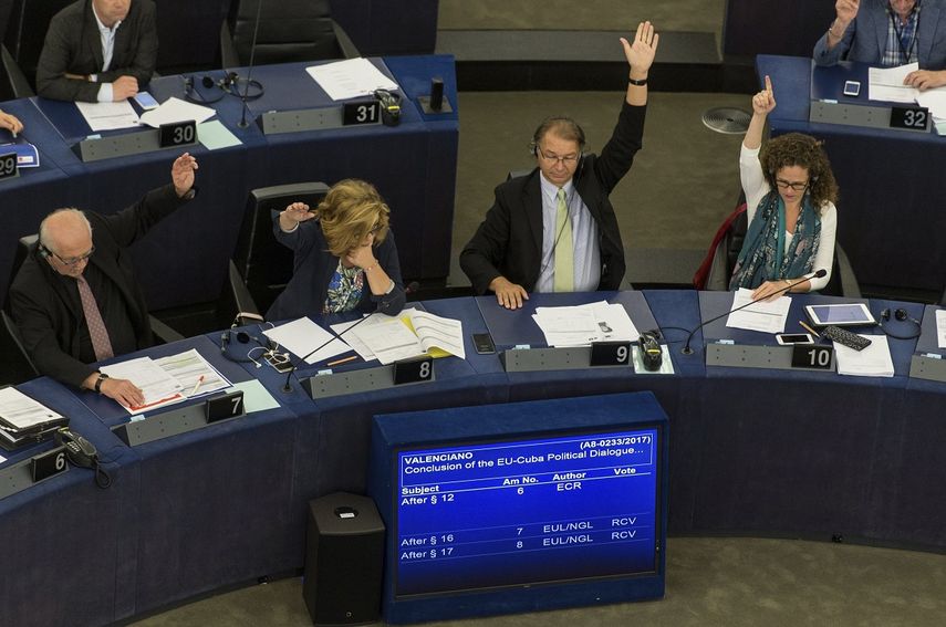Varios eurodiputados votan sobre el acuerdo de diálogo entra la Unión Europea y Cuba&nbsp;en el Parlamento Europeo en Estrasburgo, Francia, este 5 de julio de 2017. El documento aprobado contiene nuna cláusula sosbre derechos humanos que no ha sido bien recibida por el régimen de La Habana.