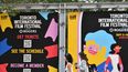 La gente pasa frente a un cartel que anuncia el Festival Internacional de Cine de Toronto (TIFF) el día de la inauguración, en Toronto, Ontario, Canadá, el 5 de septiembre de 2024.