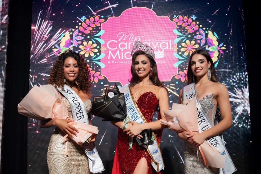 Valeria Guzmán, primera finalista del Miss Carnaval Miami; Fabiana Petruzzi, Miss Carnaval Miami 2025; y Valentina García, segunda finalista del Miss Carnaval Miami.&nbsp;