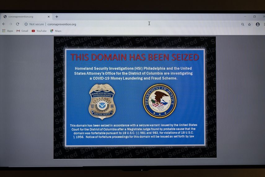 Un sitio web ilegal que vendía tratamientos no aprobados contra el coronavirus es exhibido en el Centro Nacional de Coordinación de Derechos a la Propiedad Intelectual, el martes 24 de noviembre de 2020, en Arlington, Virginia.&nbsp;