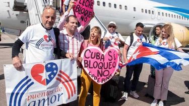 Pro castristas del exilio entregan donación al régimen en Cuba y critican a Joe Biden