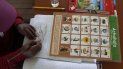 Un alumno colorea una zorra durante una clase de lengua indígena quechua centrada en nombres de animales, el miércoles 1 de septiembre de 2021, en una primaria pública de Licapa, Perú. Un alumno colorea una zorra durante una clase de lengua indígena quechua centrada en nombres de animales, el miércoles 1 de septiembre de 2021, en una primaria pública de Licapa, Perú.