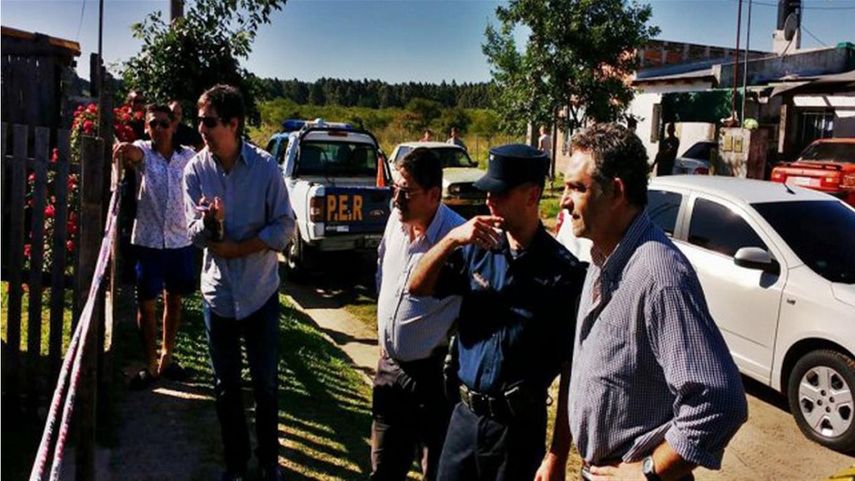 Un hombre, que ya contaba con denuncias por violencia de género,&nbsp;mató&nbsp;esta madrugada a puñaladas a su&nbsp;expareja, a sus dos hijas de 5 y 7 años y al actual novio de la mujer