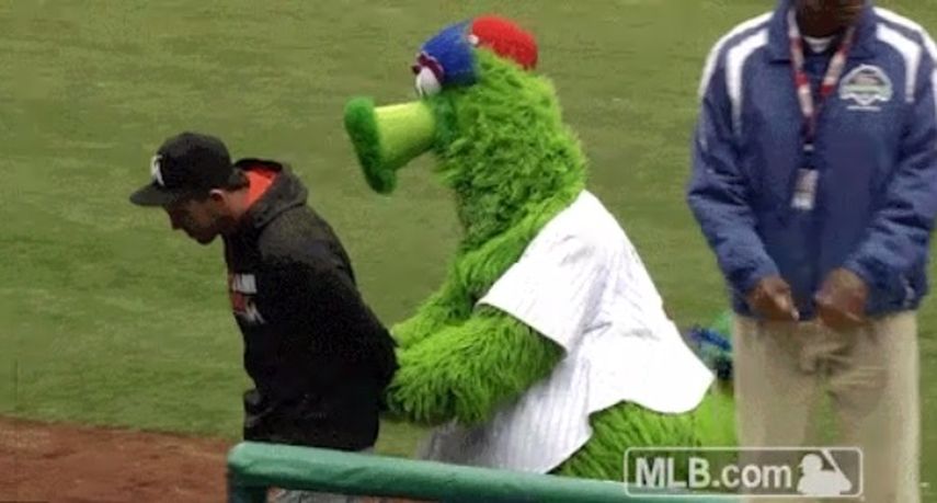 Fernández fue llevado detenido por Phillie Phanatic