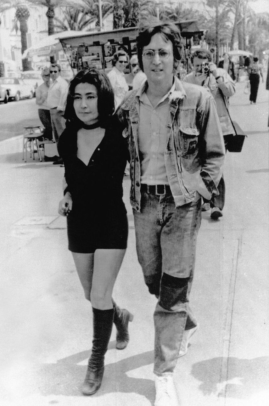 En esta foto del 5 de mayo de 1971, el m&uacute;sico John Lennon y su esposa Yoko Ono caminan por la Croisette en Cannes, Francia, donde se encontraban para presentar las pel&iacute;culas Apothesis y  The Fly en la 25ta edici&oacute;n del Festival de Cine de Cannes.&nbsp;