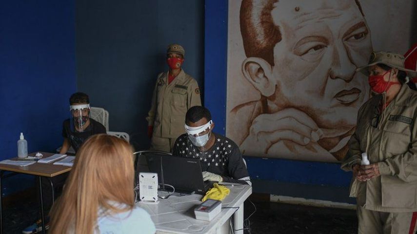 Una ciudadana venezolana participa en un simulacro del proceso de votación, previo a las elecciones legislativas del 6 de diciembre.