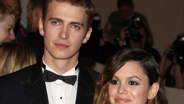 La pareja anunció la llegada de Briar Rose y pidió privacidad, uniéndose a la iniciativa de varias celebridades No Kids Policy que busca proteger a sus hijos de las cámaras  