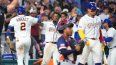 Luis Arraez #2 celebra con Ronald Acuña Jr. #21 de Venezuela tras anotar contra Países Bajos durante la quinta entrada de un partido del Grupo D del Clásico Mundial de Béisbol 2026 en el Loan Depot Park el 6 de marzo de 2026 en Miami, Florida.&nbsp;