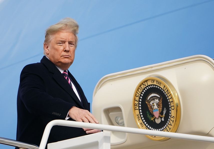 Presidente Donald Trump subiendo la escalinata del&nbsp;Air Force One.