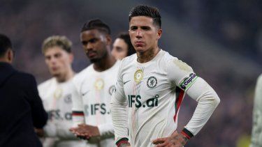 El centrocampista argentino del Chelsea # 08 Enzo Fernández observa después del partido de fútbol de la Premier League inglesa entre Everton y Chelsea en el Hill Dickinson Stadium en Liverpool, noroeste de Inglaterra, el 21 de marzo de 2026.&nbsp;