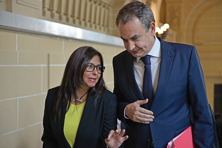 La entonces canciller de Venezuela Delcy Rodríguez y el expresidente José Luis Rodríguez Zapatero en un pasillo de la OEA en Washington el 21 de junio de 2016&nbsp;