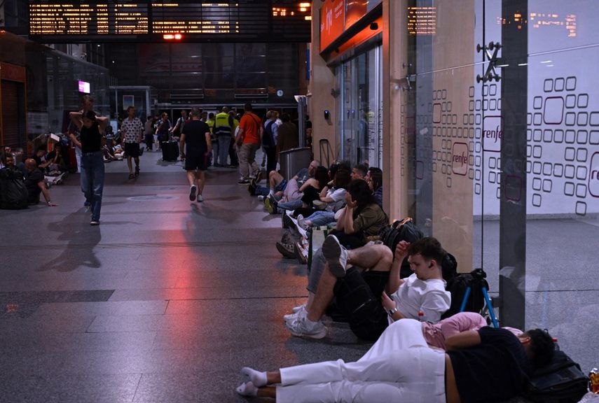 Viajeros se sientan y se tumban en el suelo mientras se preparan para pasar la noche en la estación de Córdoba, durante un apagón masivo que afectó a toda la península Ibérica y al sur de Francia, en Córdoba el 28 de abril de 2025. El presidente del Gobierno español, Pedro Sánchez, declaró hoy que las autoridades no descartaban ninguna causa del apagón generalizado en la península Ibérica. 