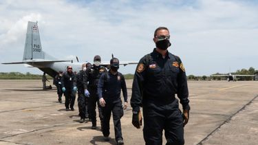 La Brigada Forestal al momento de su llegada al Aeropuerto de la Base A&eacute;rea de San Isidro, en Rep&uacute;blica Dominicana donde fueron recibidos por personal militar y diplom&aacute;tico.