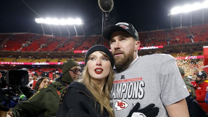 Taylor Swift celebra con Travis Kelce, de los Kansas City Chiefs, tras derrotar a los Buffalo Bills 32-29 en el Juego de Campeonato de la AFC en el GEHA Field del Arrowhead Stadium el 26 de enero de 2025 en Kansas City, Misuri. 