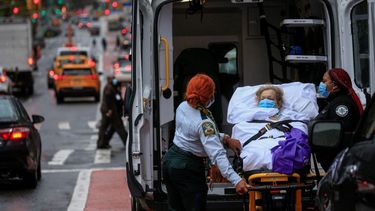 Una paciente es trasladada fuera del Hospital Tisch en Nueva York el 13 de noviembre de 2020.