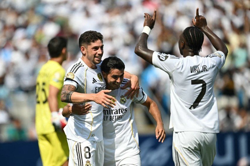 El centrocampista uruguayo del Real Madrid #08 Federico Valverde celebra con sus compañeros tras anotar el tercer gol de su equipo durante el partido del Grupo H de la Copa Mundial de Clubes de la FIFA 2025 entre el Real Madrid de España y el Pachuca de México en el estadio Bank of America en Charlotte el 22 de junio de 2025.&nbsp;