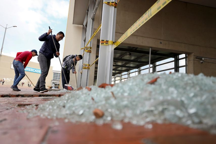 Los trabajadores limpian vidrios rotos de una estaci&oacute;n de autobuses da&ntilde;ada por manifestantes antigubernamentales en Bogot&aacute;, Colombia, el viernes 22 de noviembre de 2019