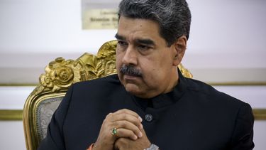 El dictador Nicolás Maduro escucha al ministro de Asuntos Exteriores ruso, Sergei Lavrov (fuera de cuadro), durante una reunión en el Palacio Presidencial de Miraflores en Caracas el 20 de febrero de 2024.