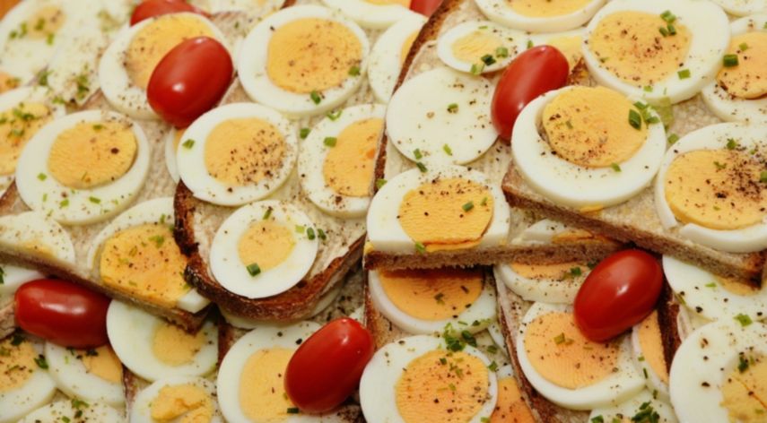 Huevos. Los huevos tienen una alta densidad de nutrientes que les otorgan potencial para respaldar al sistema inmunológico