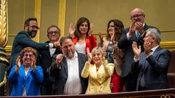 Los políticos catalanes Oriol Junqueras y Carme Forcadell (delante, en el centro), celebran la aprobación de una ley de amnistía en el Congreso de los Diputados, en Madrid, el 30 de mayo de 2024.&nbsp;