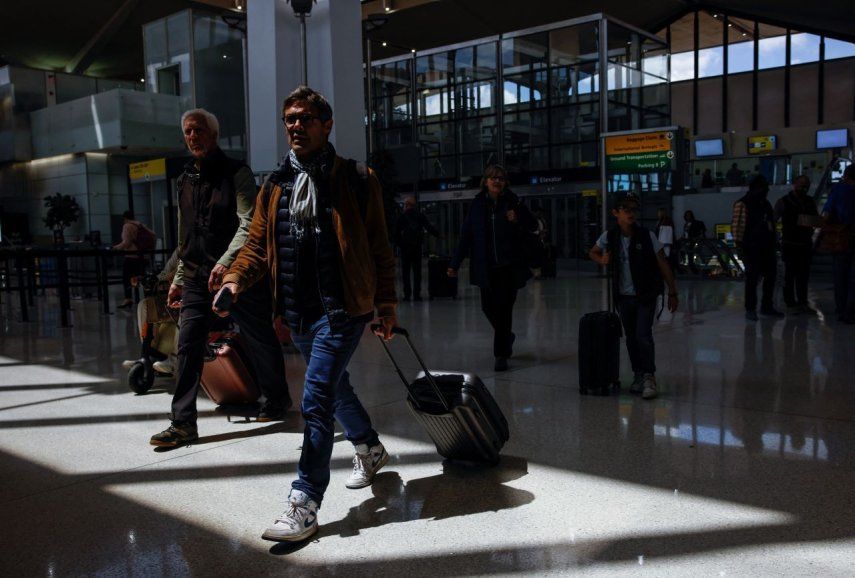 Los pasajeros llegan a la Terminal B en el Aeropuerto Internacional de Newark Liberty en Newark, Nueva Jersey, el 7 de mayo de 2025.