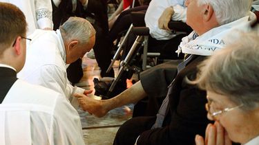El papa Francisco lava los pies de ancianos, incapacitados, mujeres, no católicos, en la Fundación Don Gnocchi en Roma durante el ritual del Jueves Santo. (AP Foto/Riccardo De Luca)