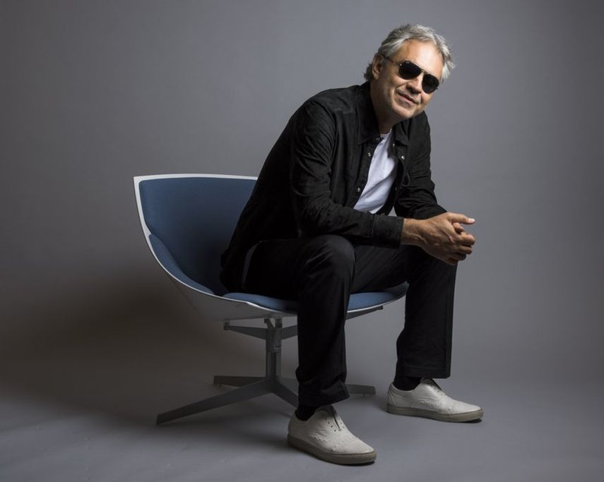 En esta foto del 29 de octubre de 2015, Andrea Bocelli posa en Nueva York. El tenor italiano cantar&aacute; en el Duomo de Mil&aacute;n este Domingo de Pascua para enviar un mensaje de amor y esperanza durante la pandemia del coronavirus.&nbsp;