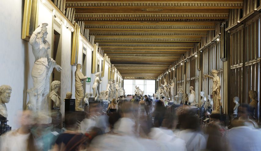 En esta foto del 6 de agosto de 2019, visitantes en la Galería Uffizi en Florencia, Italia. El museo, que alberga algunas de las obras de arte más famosas del mundo occidental, está ampliando su colección de autorretratos con obras de artistas de cómics en un esfuerzo por expandir su audiencia.
