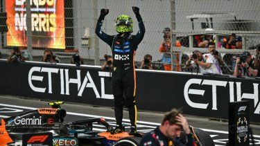 El piloto británico de McLaren, Lando Norris, celebra la victoria en el Gran Premio de Fórmula 1 de Abu Dabi, en el Circuito Yas Marina de Abu Dabi, el 7 de diciembre de 2025. 