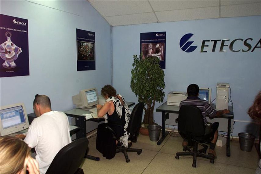 Junto a las salas de navegación alojadas en oficinas de Etecsa suman 1.006 espacios de conexión en el país, que posee 11,1 millones de habitantes.