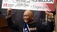 Cheng Saephan levanta un cheque después de hablar en una conferencia de prensa el lunes 29 de abril de 2024 en las oficinas de la Lotería de Oregon, en Salem, Oregon, en la que se reveló que fue uno de los ganadores del premio de 1.300 millones de dólares de la lotería Powerball.&nbsp;