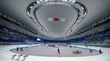Varios patinadores compiten durante el torneo abierto de velocidad de China con vistas a los Juegos Olímpicos de Invierno 2022, en la pista oval en Pekín, el sábado 9 de octubre de 2021. 