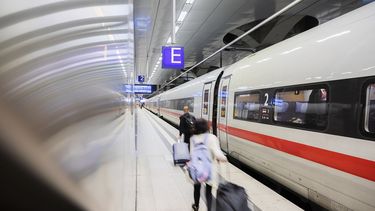 padres recuperan bebe luego que tren se lo llevo sin ellos