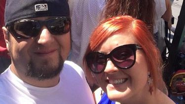 Michael Hohl y su novia, Amber Maxwell, dijeron que trataron de pagar por el cambio de asientos y la compañía se los negó